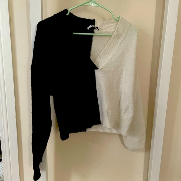 Black and white v neck cropped sweater. - Picture 1 of 4